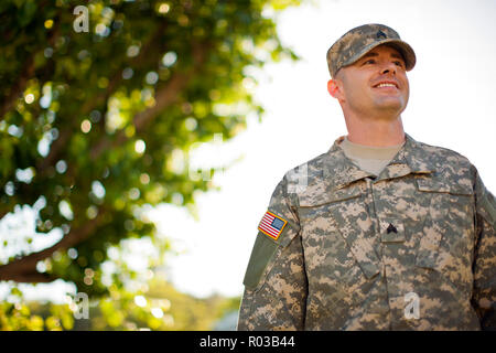 Lächelnd Mann Armee Soldat in Uniform. Stockfoto