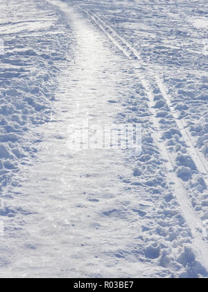 Schnee Park Trail mit parallel dazu ski Anschluss an einem sonnigen Wintertag Stockfoto