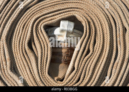 Alte gerollt Schlauch mit Düse schließen Stockfoto