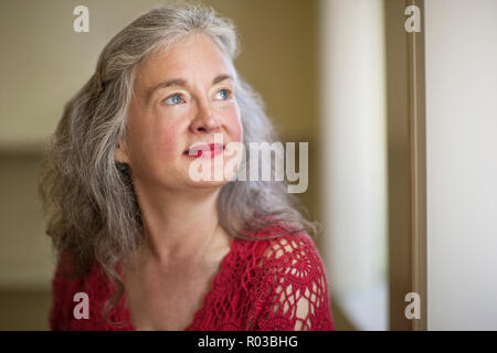Lächelnd senior Frau das Tragen der roten Lippenstift. Stockfoto