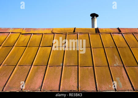 Detail der Dach bedeckt mit alten lackiertes Metall Fliese Stockfoto