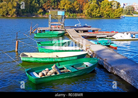 Sind eine Gruppe von kleinen Fischerbooten und andere Schiffe in der Nähe der alten Pier gebunden. Schönen Herbsttag. Südlichen Bug Fluss in Khmelnytsky, Ukraine Stockfoto