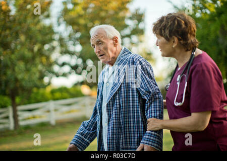 Älterer Mann mit seiner Krankenschwester. Stockfoto