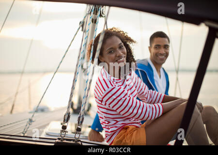 Glückliches junges Paar entspannende und Spaß beim Segeln. Stockfoto