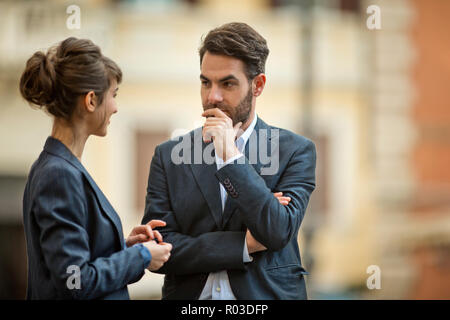 Junge Unternehmer konzentriert sich auf seine weiblichen Kollegen. Stockfoto