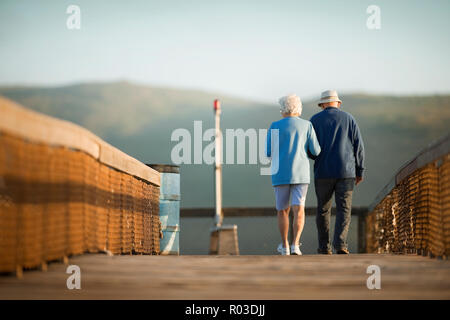 Senior paar Arm in Arm auf einem Pier. Stockfoto