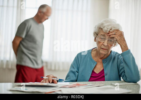 In dem Bestreben, ältere Paare Sorgen darüber, wie sie zahlen die Rechnungen, die Sie erhalten haben. Stockfoto