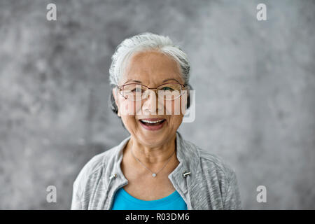 Porträt einer gerne ältere Frau. Stockfoto