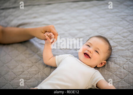 Baby's Holding Mutter Hand. Stockfoto