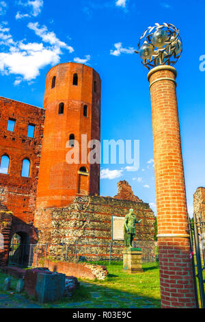 Blick auf den Palatin Tor in Turin, Italien an einem sonnigen Tag. Stockfoto