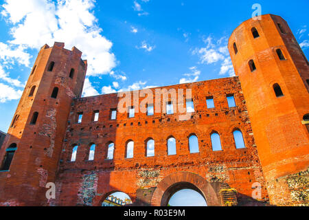 Blick auf den Palatin Tor in Turin, Italien an einem sonnigen Tag. Stockfoto