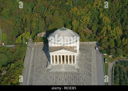 LUFTAUFNAHME. Tempel von Canoviano mit einem Hintergrund von Bäumen mit herbstlichen Farben. Possagno, Provinz Treviso, Venetien, Italien. Stockfoto