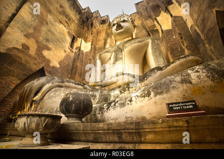 13. jahrhundert Tempel Verankerung, die größte Buddhastatue in Sukhothai, Thailand. Phra Achana im Wat Si Chum. Stockfoto