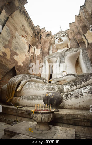 13. jahrhundert Tempel Verankerung, die größte Buddhastatue in Sukhothai, Thailand. Phra Achana im Wat Si Chum. Stockfoto