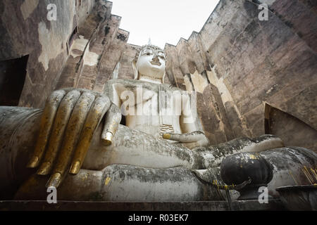 13. jahrhundert Tempel Verankerung, die größte Buddhastatue in Sukhothai, Thailand. Phra Achana im Wat Si Chum. Stockfoto