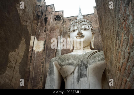 13. jahrhundert Tempel Verankerung, die größte Buddhastatue in Sukhothai, Thailand. Phra Achana im Wat Si Chum. Stockfoto