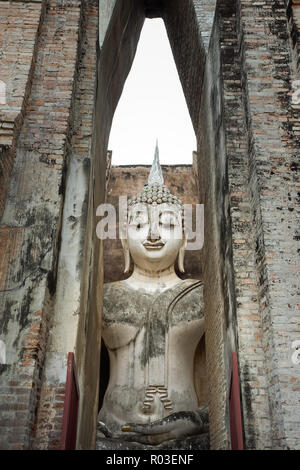 13. jahrhundert Tempel Verankerung, die größte Buddhastatue in Sukhothai, Thailand. Phra Achana im Wat Si Chum. Stockfoto