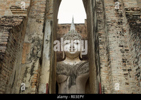 13. jahrhundert Tempel Verankerung, die größte Buddhastatue in Sukhothai, Thailand. Phra Achana im Wat Si Chum. Stockfoto