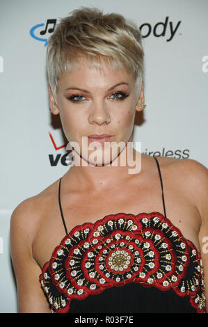 Pink an der Clive Davis Pre-Grammy Party im The Beverly Hilton in Los Angeles. headshot Augenkontakt schwarz dressPink 040 Red Carpet Event, Vertikal, USA, Filmindustrie, Prominente, Fotografie, Bestof, Kunst, Kultur und Unterhaltung, Topix Prominente Fashion/Vertikal, Besten, Event in Hollywood Leben - Kalifornien, roten Teppich ankommen und backstage, USA, Film, Stars, Film Stars, TV Stars, Musik, Promis, Fotografie, Bestof, Kunst, Kultur und Unterhaltung, Topix, headshot, vertikal, eine Person aus dem Jahr 2007, Anfrage tsuni@Gamma-USA.com Stockfoto