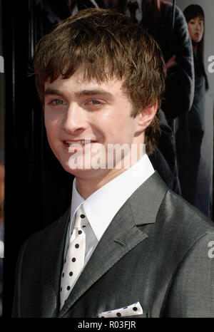 Daniel Radcliffe am "Harry Potter und der Orden des Phönix Premiere auf der Chinese Theatre in Los Angeles. headshot Augenkontakt smileRadclliffeDaniel 150 Red Carpet Event, Vertikal, USA, Filmindustrie, Prominente, Fotografie, Bestof, Kunst, Kultur und Unterhaltung, Topix Prominente Fashion/Vertikal, Besten, Event in Hollywood Leben - Kalifornien, Roter Teppich und backstage, USA, Film, Stars, Film Stars, TV Stars, Musik, Promis, Fotografie, Bestof, Kunst, Kultur und Unterhaltung, Topix, headshot, vertikal, eine Person aus dem Jahr 20. Stockfoto