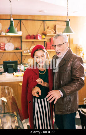 Frau und Mann Gefühl zufrieden, nachdem Lieblingsnachtisch Stockfoto