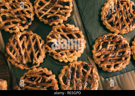 Blick von oben auf die Köstliche nur gebackene Torten mit fruchtfüllung liegen in Bäckerei Stockfoto