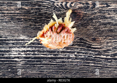 Big Bone von saftigen Pfirsich auf einem Schwarzen Tisch Stockfoto