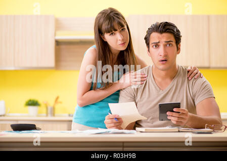 Junge Familie kämpfen mit Personal Finance Stockfoto