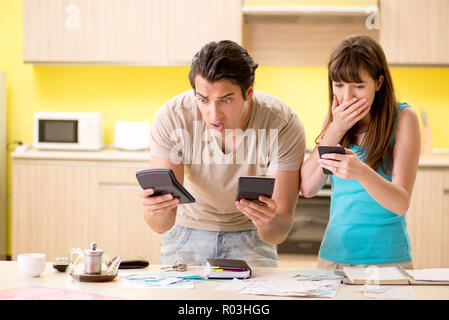 Junge Familie kämpfen mit Personal Finance Stockfoto