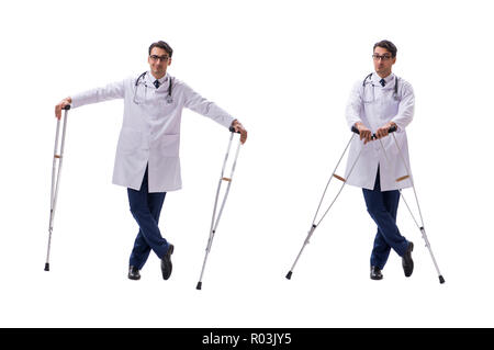 Junger Arzt Arzt ständigen Wandern auf weißem Hintergrund Stockfoto
