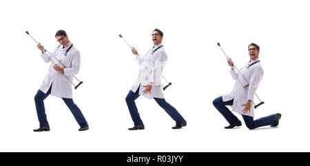 Junger Arzt Arzt ständigen Wandern auf weißem Hintergrund Stockfoto