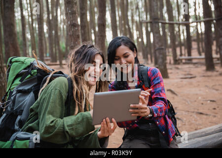 Zwei Freund Wanderer mit Tablette beim Entspannen in den Pinienwald Forrest Stockfoto