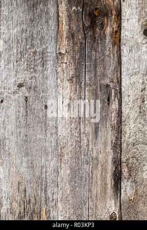 Alte verrotten Holzbohlen, Teil der Wand des Gebäudes im Dorf Stockfoto