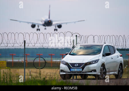 RIGA, Mai 2018 - Nissasn BLATT - voll elektrischer Null-Emissions-Fahrzeug, in der Nähe der Flugplatz geparkt wird, ist für redaktionelle Zwecke angezeigt. Stockfoto