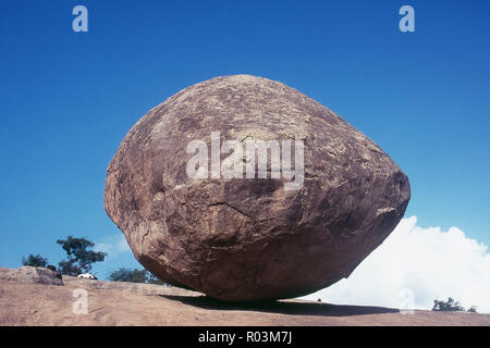 Anzeigen von Krishna's Butterball, Mahabalipuram, Mamallapuram, Tamil Nadu, Indien, Asien Stockfoto