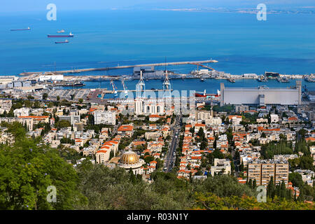 Wunderschöne Aussicht vom Berg Carmel zu Stadtbild und Hafen in Haifa, Israel. Stockfoto
