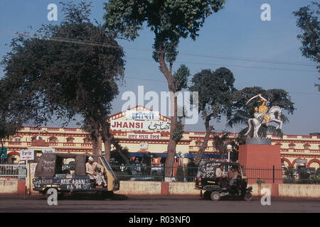 Jhansi Bahnhof, Statue von Rani Lakshmibai, Uttar Pradesh, Indien, Asien Stockfoto