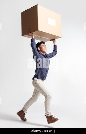 Der junge Mann tragen die Box Stockfoto