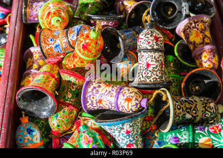 Papiermache ist das Material für viele kaschmirische Souvenirs wie Glocken, in kleinen Läden entlang Dal Lake verkauft Stockfoto