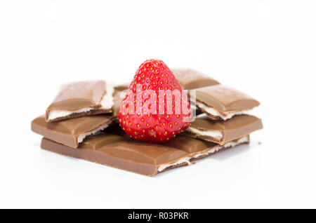 Erdbeeren auf Milchschokolade. Mittelpunkt des Rahmens. Isolieren. Vorderansicht. Stockfoto