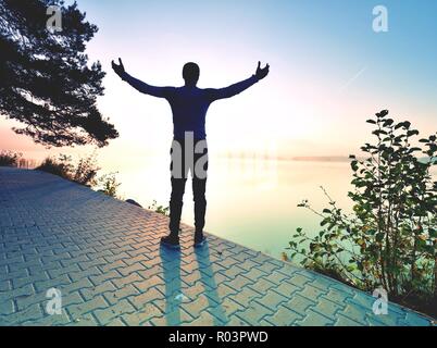 Müde Läufer auf Wanderweg kurze Pause für tiefes Atmen. Sportler während der Pause nach Morgen ein effizientes Training. Stockfoto