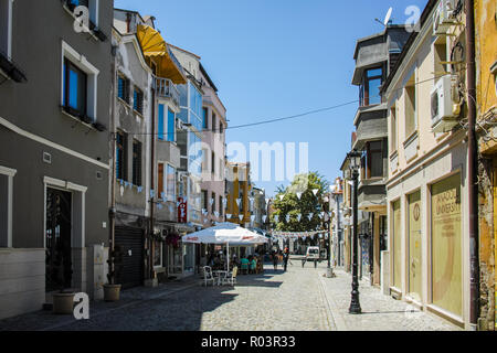 PLOVDIV, Bulgarien - 10. Juni 2017: Straße im Stadtteil Kapana, Stadt von Plovdiv, Bulgarien Stockfoto