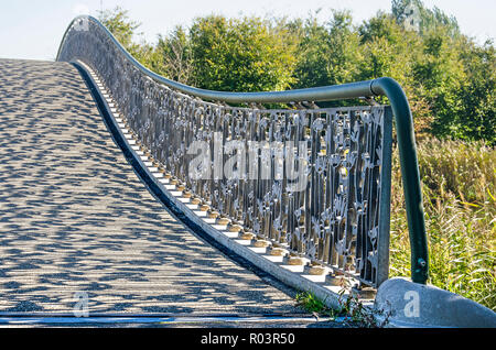 Utrecht, Niederlande, 27. September 2018: Detail der Bogenbrücke über Lelievijver (Teich) in Maximapark, mit Geländer aus Stahl gießen s Stockfoto