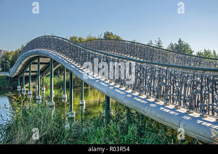 Utrecht, Niederlande, 27. September 2018: Bogenbrücke für Fußgänger und Radfahrer über Lelievijver Teich in Maximapark Stockfoto