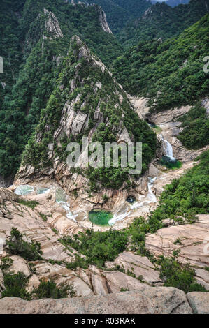 Kumgang San Bergkette hat 2 Teile, von denen einer in Südkorea und der Andere in Nordkorea. Die neun Drachen Wasser fallen. Stockfoto