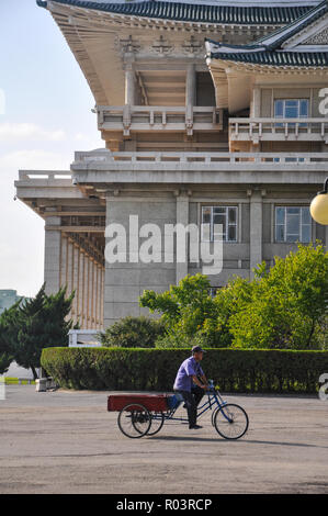 Pyongyang, North-Korea, 09/07/2018: Ein einsamer haul Fahrrad ist durch den Kulturpalast der Menschen Stockfoto