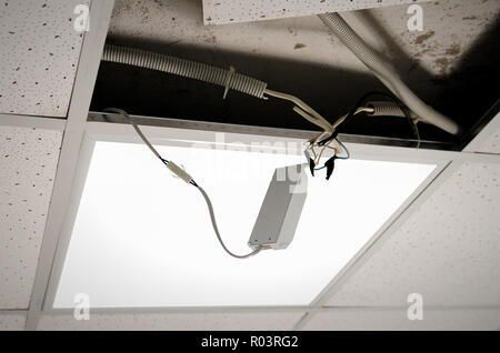 Closeup Installation und Reparatur der elektrischen Kabel, Rauchmelder
