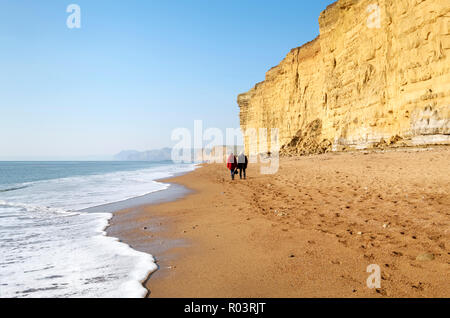 Senior paar Wandern entlang der westlichen Teil von Chesil Beach bei Burton Klippe an der Jurassic Coast, in der Nähe von Bridport, Dorset, England, Großbritannien Stockfoto