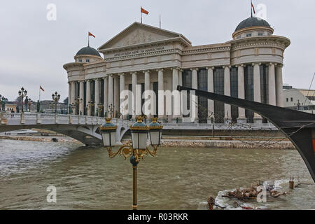 SKOPJE, MAZEDONIEN - 24. FEBRUAR 2018: Die Brücke von Zivilisationen und das Archäologische Museum, die Republik Mazedonien Stockfoto