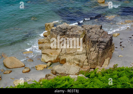 Ein Wetter abgenutzt Fels im Meer, in der Nähe vom Kinderbett Tal, St. Just, Cornwall, England, Großbritannien Stockfoto